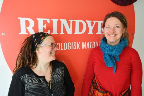 Anne-Line Randal (til høyre) og Anja Eilertsen (til venstre) driver den økologisk matbutikken Reindyrka i Bergen.