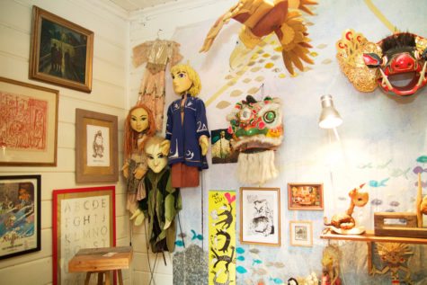 På bokkafeen Bok & Bazar på Hellviktangen på Nesodden kan du møte Kari Noreger og dukkene